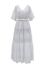 Vista frontal de un vestido ibicenco blanco de estilo boho chic