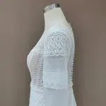 Vista lateral de un vestido de novia hippie con mangas de encaje