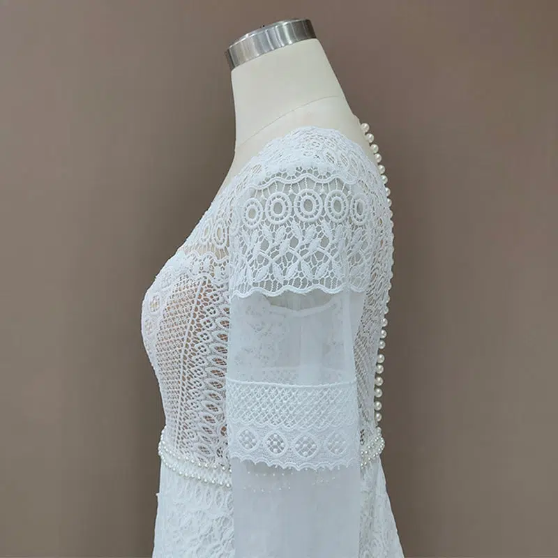 Vista lateral de un vestido de novia hippie con mangas de encaje