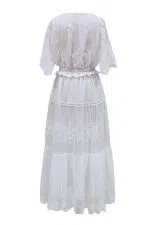Vista frontal de un vestido ibicenco blanco de estilo boho chic