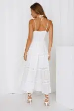 Vista trasera de una mujer luciendo un vestido de ceremonia blanco