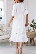 Vista trasera de una mujer con un vestido largo blanco adlib